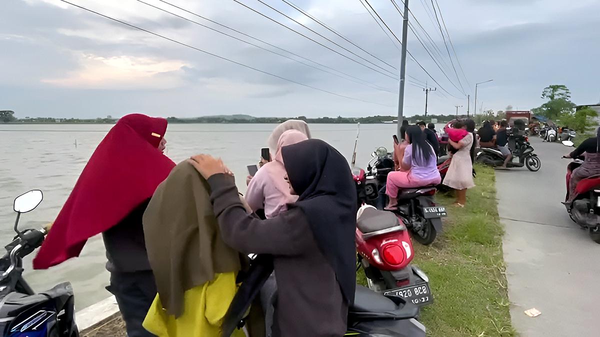 Sisi Lain Banjir Jombang, Sawah Terendam Jadi Lokasi Wisata Dadakan Saat Senja