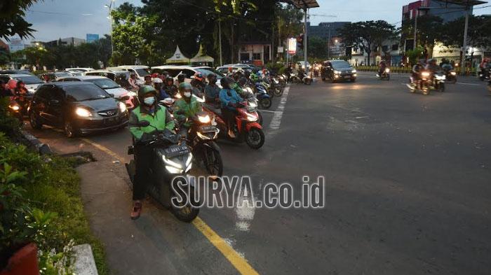 sebidang-dan-menjadi-titik-kemacetan-di-Surabaya.jpg