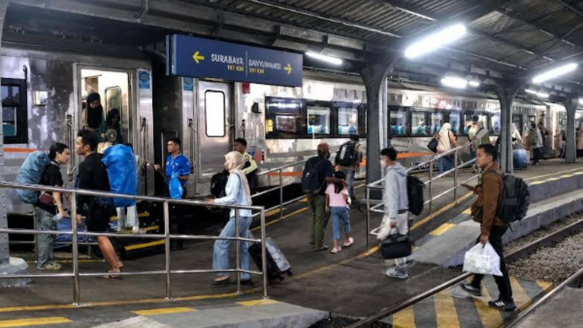 sebulan-beroperasi-KA-Sangkuriang-mengangkut-lebih-64-Ribu-penumpang.jpg