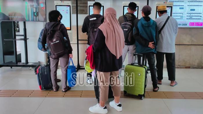 secara-offline-di-Stasiun-Gubeng-Surabaya.jpg
