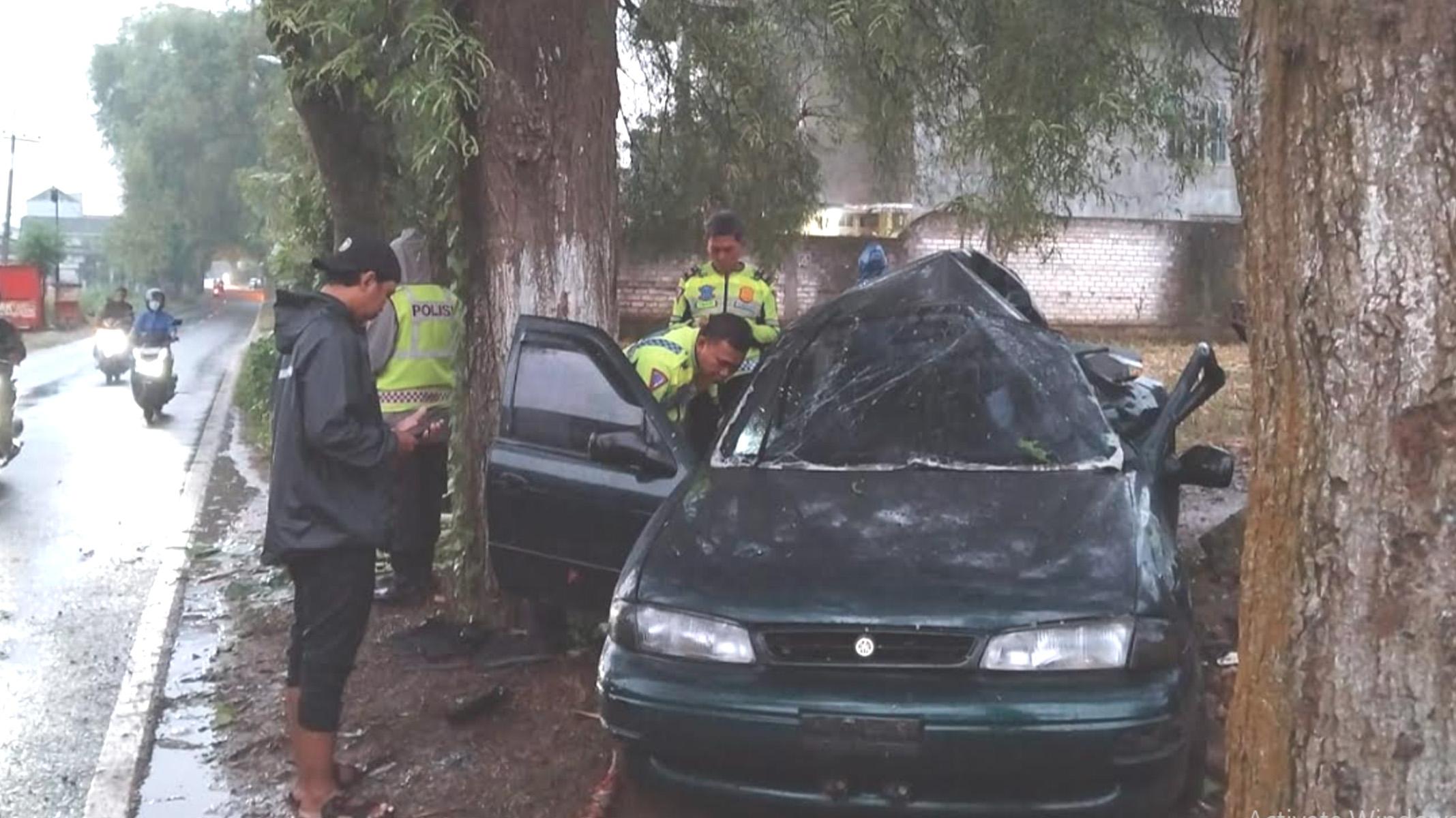 Kecelakaan Maut Sedan Timor Tabrak Pohon di Solokuro Lamongan, 2 Penumpang Tewas