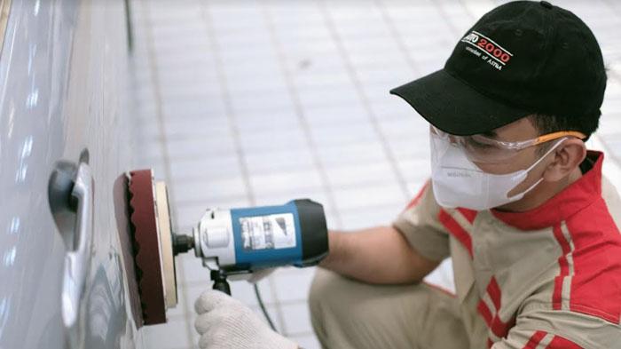 sedang-melakukan-perbaikan-body-mobil-Auto2000.jpg