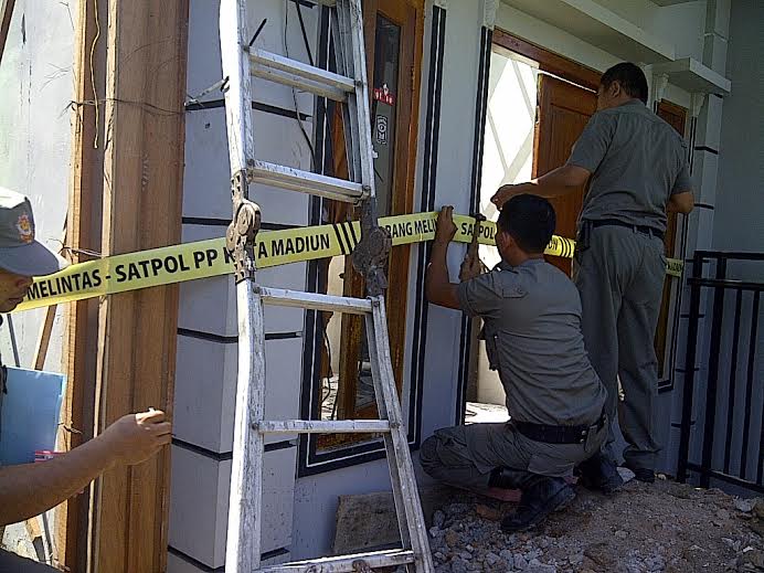 Satpol PP Madiun Segel dan Hentikan Pembangunan 10 Unit Tower Tak Berizin
