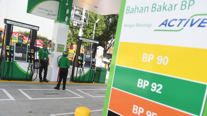sejumlah-karyawan-bersiap-melayani-pembeli-di-spbu-bp-gubeng-surabaya.jpg