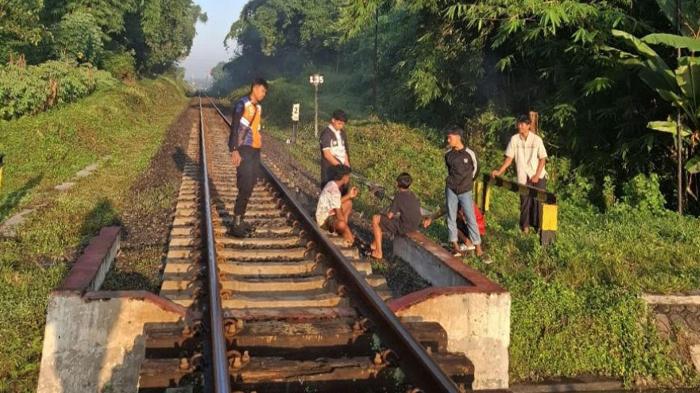 KAI Daop 8 Surabaya Larang Warga Ngabuburit di Sepanjang Rel Kereta Api, Ini Alasannya