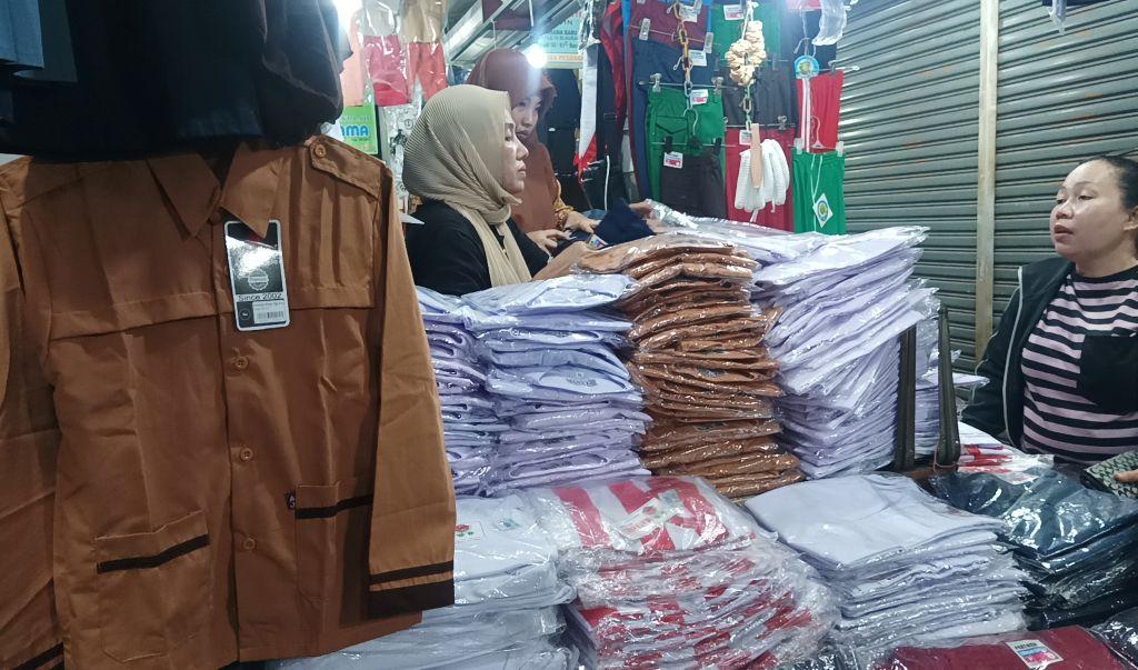 Jelang Masuk Sekolah, Pasar Blauran Diserbu Orang Tua, Penjualan Seragam Naik 30 Persen - Surya.co.id