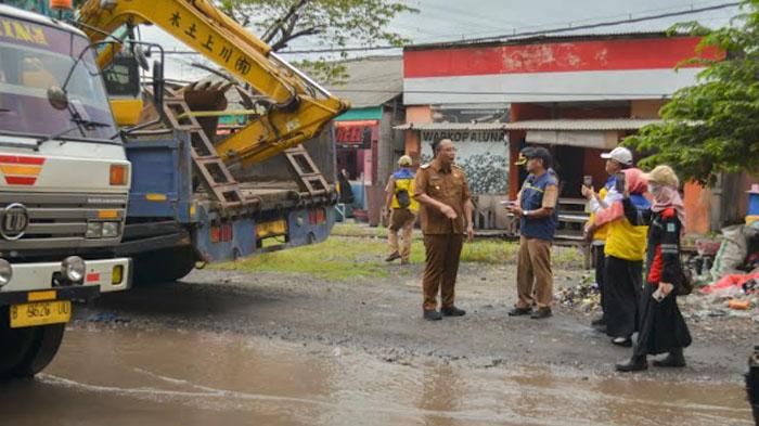 Wabup Gresik Tinjau Kondisi Jalan Kapten Darmo Sugondo, Pastikan Perbaikan Berjalan Sampai Malam