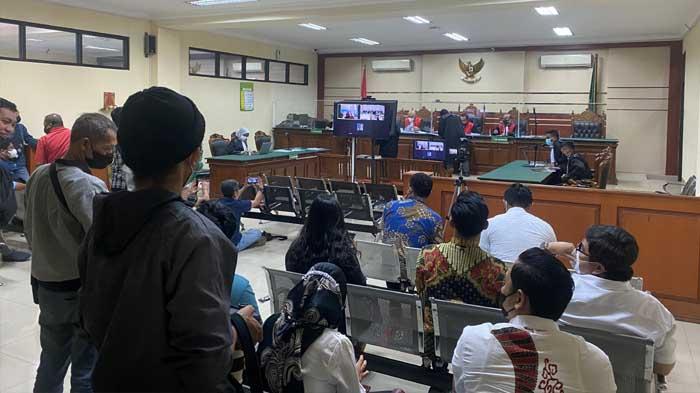 sidang-secara-online-terhadap-Itong-Isnaeni-Hidayat.jpg