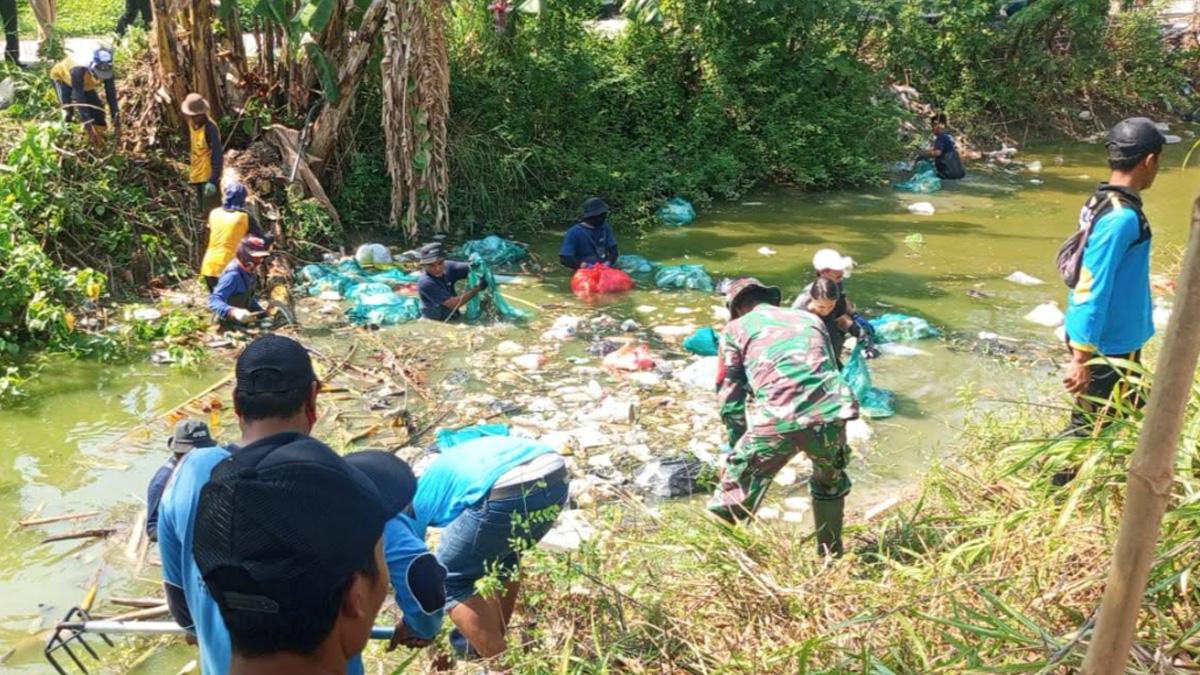 Babinsa Koramil Turi Lamongan Bareng Warga dan Sungai Watch Bersihkan Sungai Balun