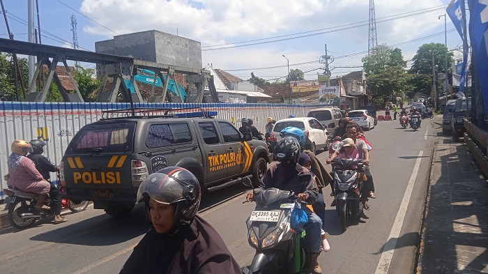 situasi-kendaraan-di-simpang-tiga-wirolegi-jember.jpg