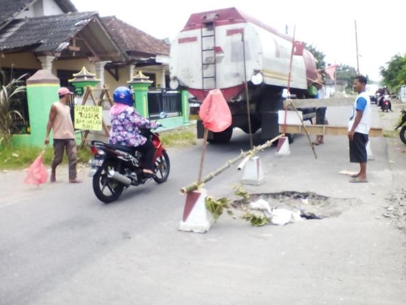 Beton Cor Penutup Saluran Air Jebol Dilindas Truk