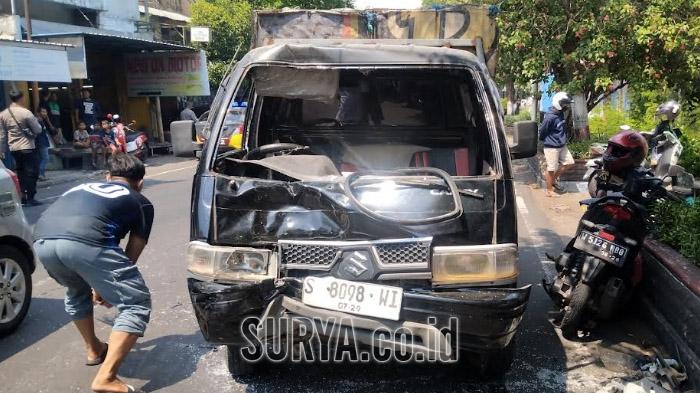 KRONOLOGI Motor Boncengan 4 Adu Banteng Tabrak Pikap Muatan Ayam di Kota Mojokerto
