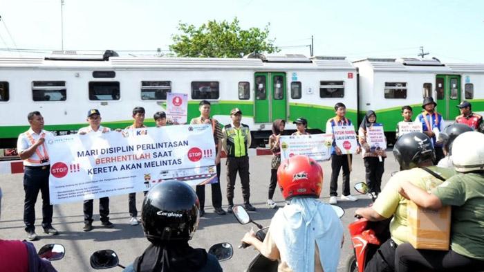 Edukasi Keselamatan, KAI dan Pecinta KA Mojokerto Ingatkan Bahaya Menerobos Perlintasan Sebidang