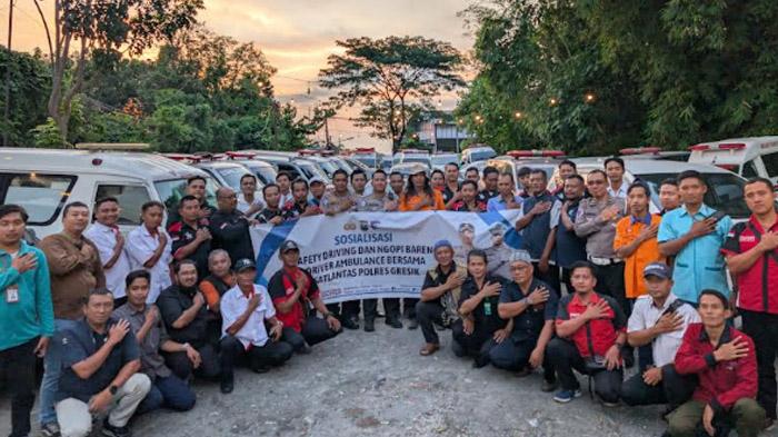 Ngopi Bareng Sopir Ambulans, Satlantas Polres Gresik Ajak Jaga Keselamatan Berkendara di Jalan Raya