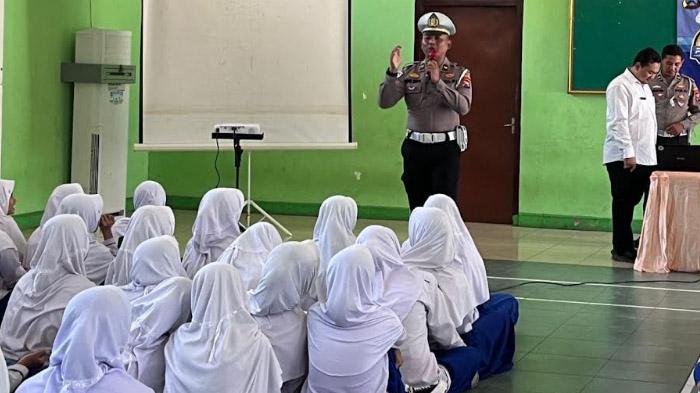 Larang Sepeda Listrik di Jalan Raya, Polisi Jelaskan Aturan Berlalulintas Untuk Pelajar di Situbondo