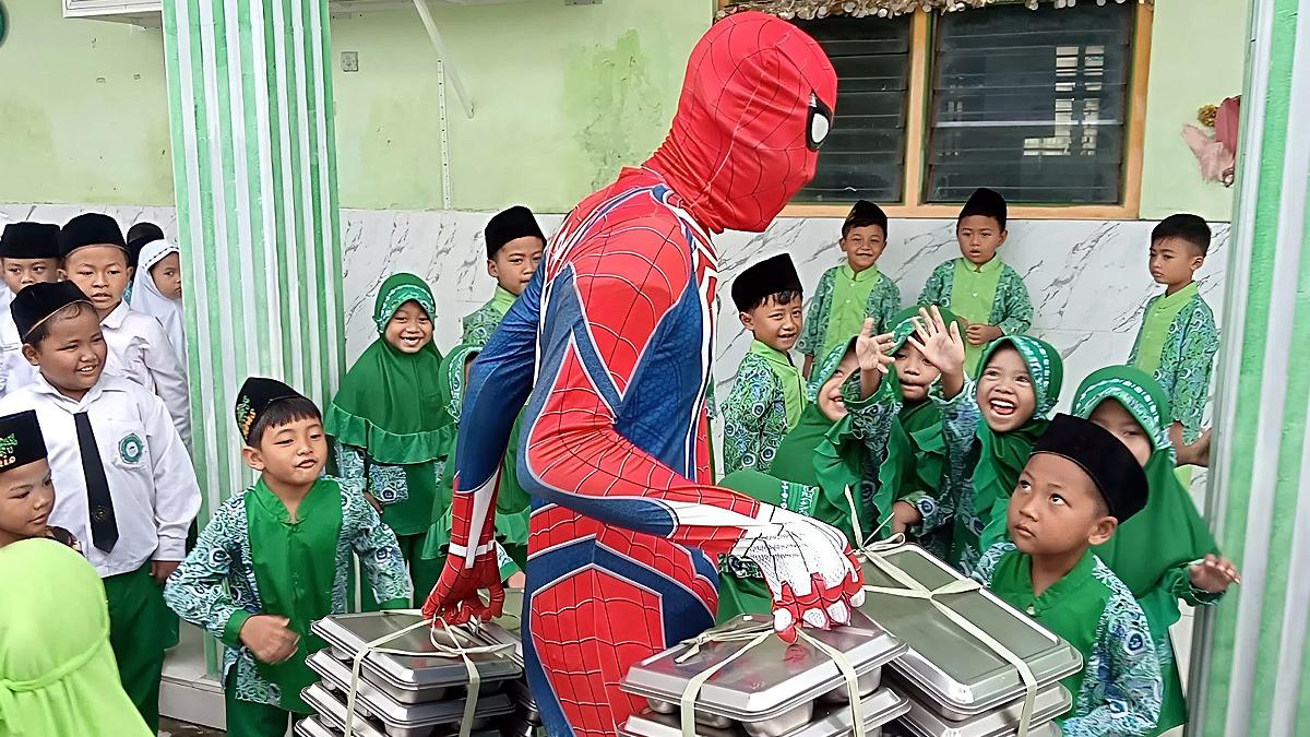 spiderman-di-Jombang-Jatim-bagikan-MBG.jpg