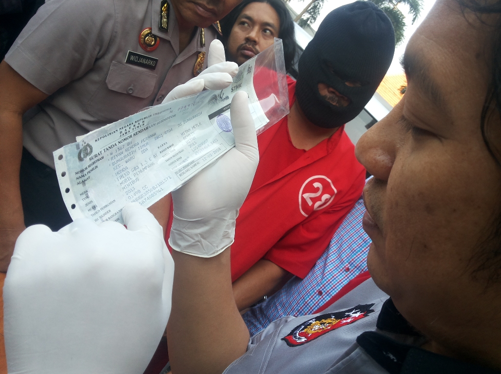 Pembuat STNK Palsu Terbongkar Berkat Pencuri Mobil Terekam CCTV