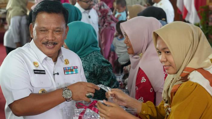 Anggarkan Rp 1 Miliar Lebih Untuk Menekan Stunting, Pemkab Nganjuk Salurkan Susu PKMK Kepada Balita