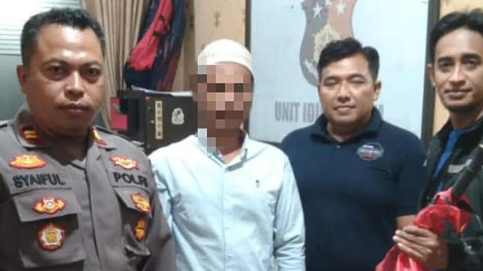 Pergoki Istri Berduaan di Kamar dengan Pria Lain, Suami di Pamekasan Tebaskan Celurit