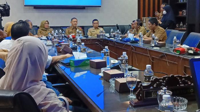 DPRD Kejar Penjelasan Dindik Jatim Soal Kisruh Mahalnya Harga Seragam SMA Negeri, Bawa Potongan Kain