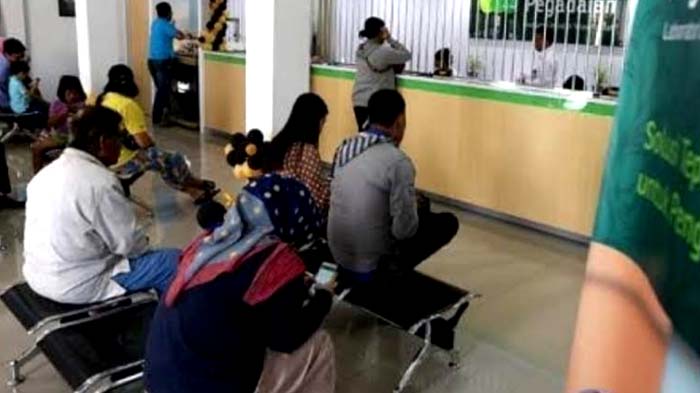 suasana-pelayanan-di-salah-satu-kantor-cabang-pegadaian-di-surabaya.jpg