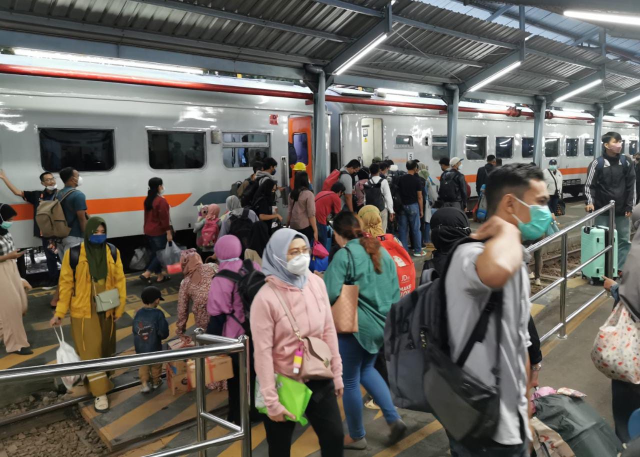 suasana-pengunjung-di-stasiun-di-wilayah-daop-7-jember.jpg
