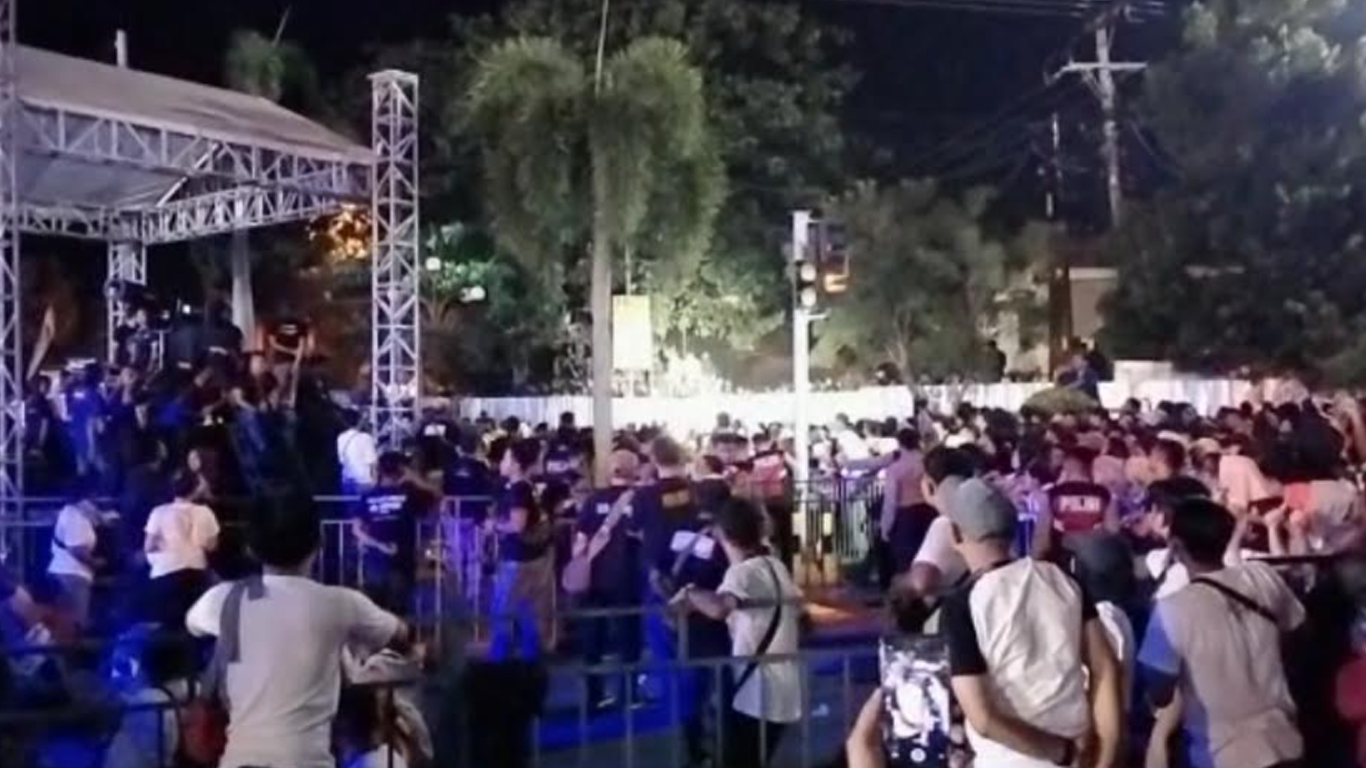 suasana-penonton-saat-hadir-di-night-colour-fun-walk-tuban-2022.jpg