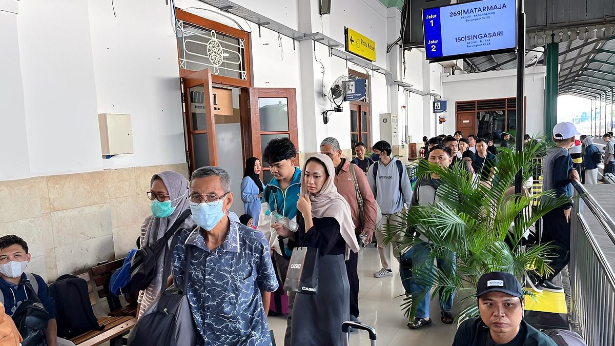 suasana-penumpang-kereta-api-di-Stasiun-Kediri-Jatim-512025.jpg