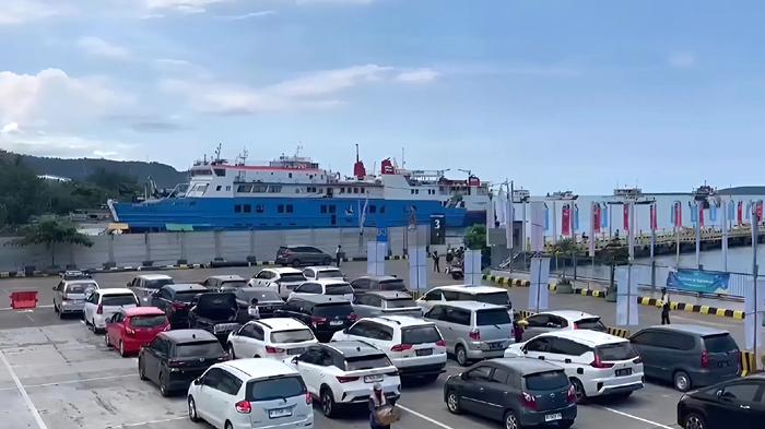 suasana-penyeberangan-lintas-Ketapang-Gilimanuk-yang-menghubungkan-Jawa-dan-Bali.jpg