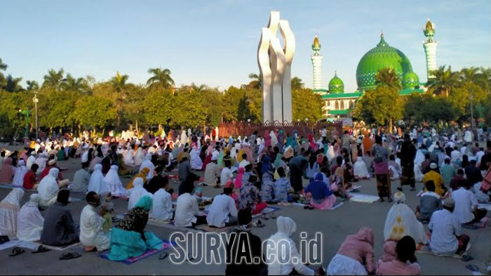 suasana-ribuan-jemaah-saat-melaksanakan-salat-id.jpg