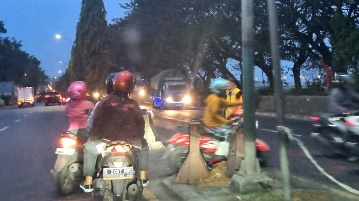 Pak Ogah Bisa Raup Rp 7,5 Juta Sebulan, Jalur Putar Balik Depan SPBU Bunder Gresik Diperebutkan