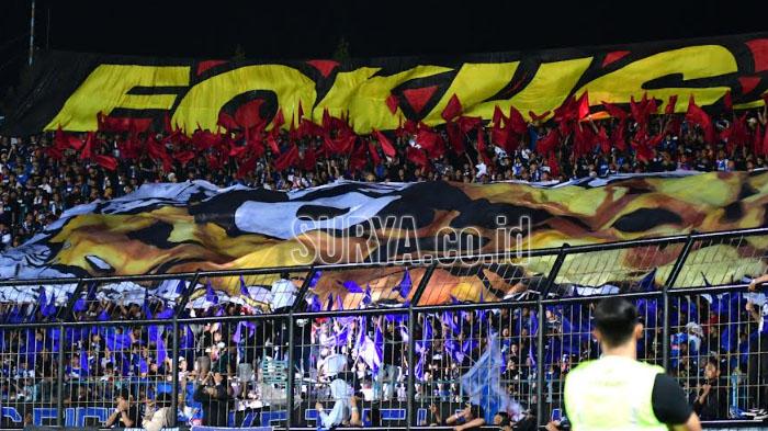 suporter-arema-sebelum-kerusuhan-saat-melawan-Persebaya-Surabaya-di-Stadion-Kanjuruhan.jpg