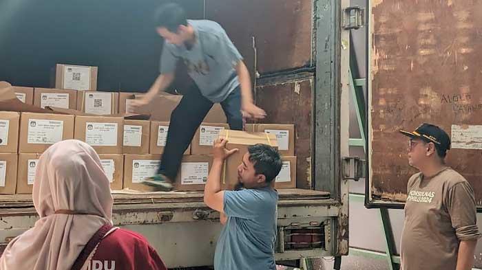 KPU Kota Blitar Terima 121.663 Surat Suara Pilpres 2024, Segera Lakukan Proses Sortir dan Pelipatan