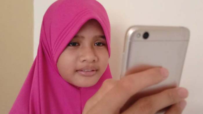 syahirah-putri-fahmi-saat-melakukan-aktivitas-belajar-di-rumah.jpg