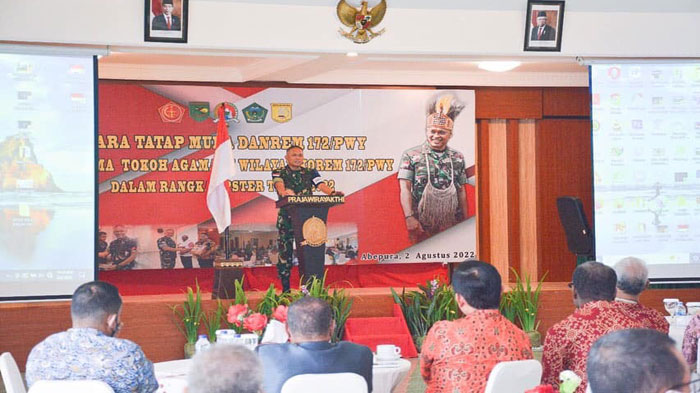 tak-gentar-dengan-teror-kkb-papua-korem-172pwy-gelar-operasi-teritorial-di-nduga-untuk-bantu-warga.jpg