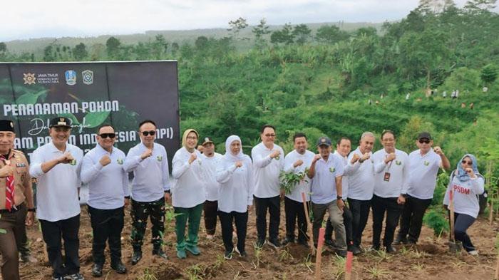 Tanam Pohon di Lumajang, Gubernur Jatim Tegaskan Net Zero Emission Harus Lewat Gerakan Nyata