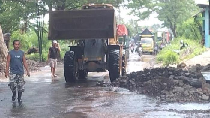 Banjir Belum Usai, Jalan Pantura Situbondo Sempat Kebanjiran Akibat Tangkis Sungai Jebol