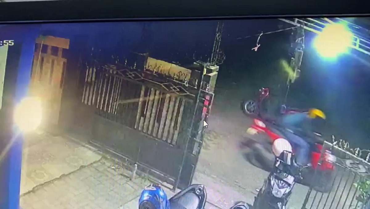 tangkapan-kamera-cctv-aksi-maling-motor-di-duduksampeyan-gresik-kamis-15122022.jpg