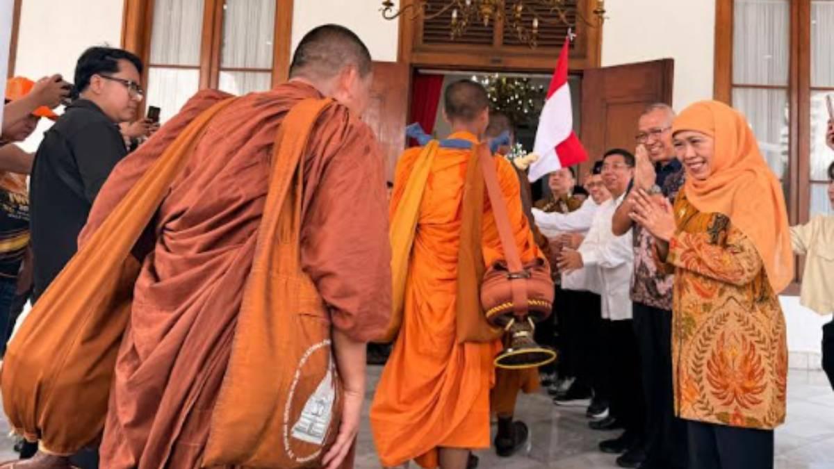 Rombongan Bhikkhu Indonesia Walk For Peace 2026 Singgah di Grahadi Surabaya