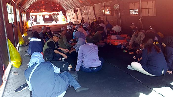 tenda-trauma-healing-di-dekat-Posko-DVI-RS-Bhayangkara-Surabaya-Jatim.jpg