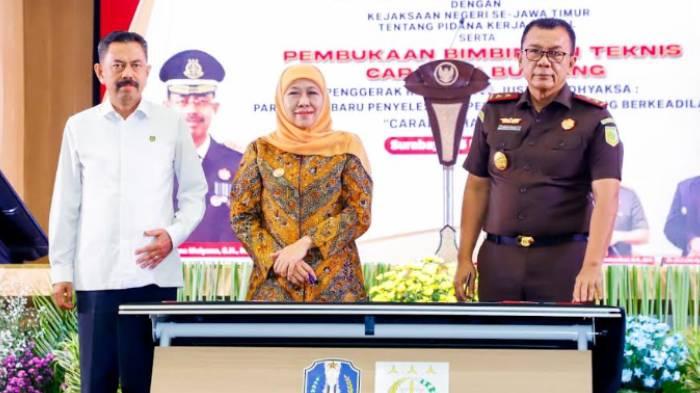 Gubernur Khofifah Teken MoU dengan Kajati Jatim Soal Pidana Kerja Sosial