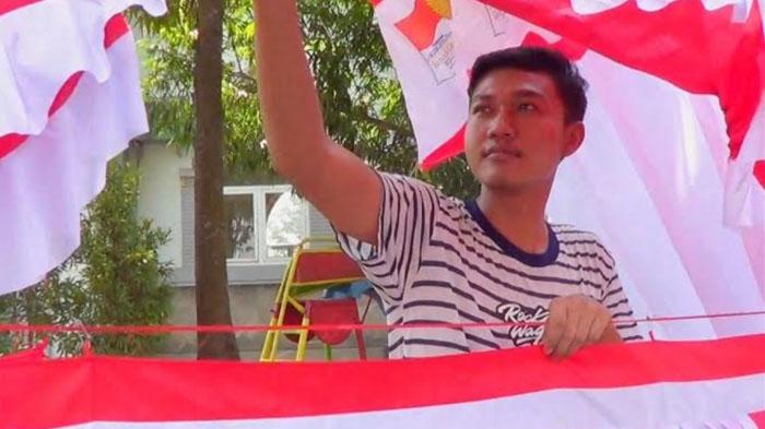 Mahasiswa Lamongan Ini Cari Tambahan Biaya Kuliah dengan Jualan Pernak-Pernik Agustusan