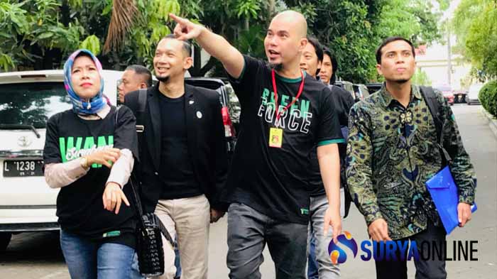 terbaru-ahmad-dhani-pakai-kaos-persebaya-green-force-di-polrestabes-surabaya.jpg