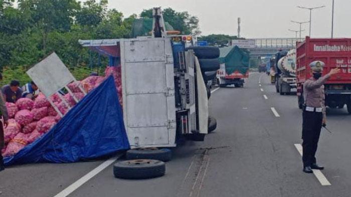 terguling-di-Tol-Waru-Sidoarjo-KM-747A-Senin-31102022.jpg