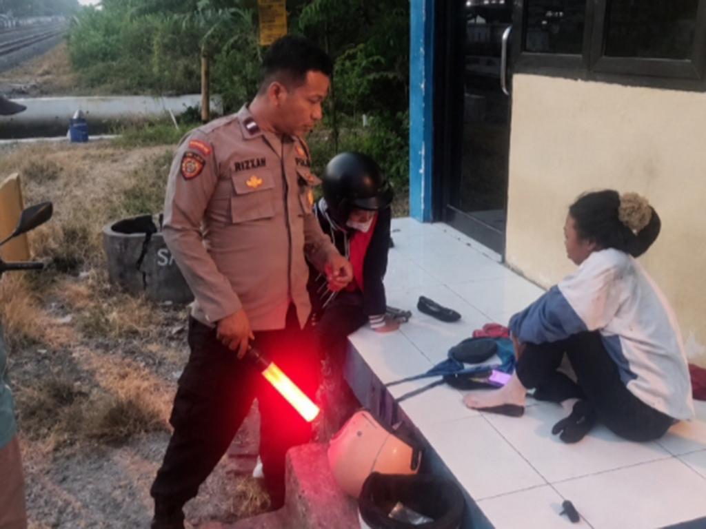 Nekat Terobos Palang Kereta di Lamongan, Pengendara Scoopy Terluka Ditabrak Commuter Line - Surya.co.id