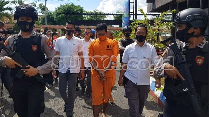 tersangka-pembuangan-bayi-ini-digiring-oleh-polisi.jpg