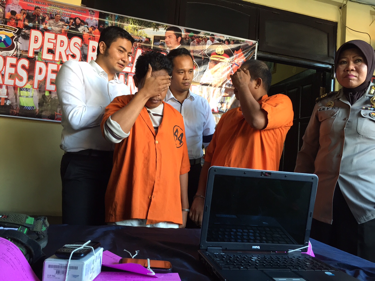 CCTV Rekam 2 Satpam Tidur, Tak Sadar Banyak Barang Berharga Lenyap