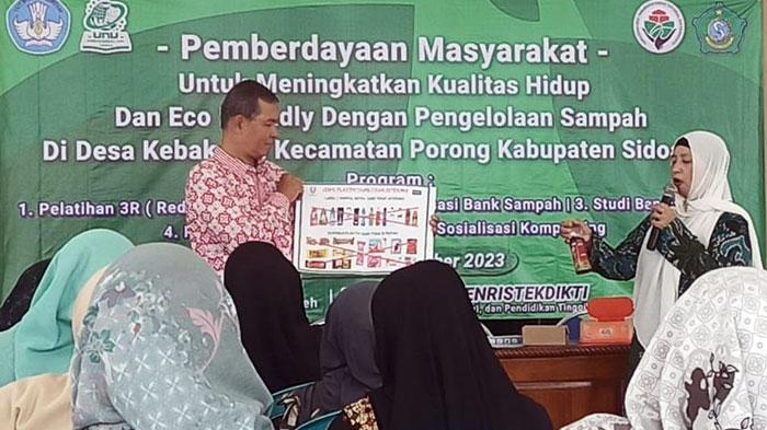 Tim Dosen Unusida Turun ke Desa di Sidoarjo Sosialisasikan Pengelolaan Sampah
