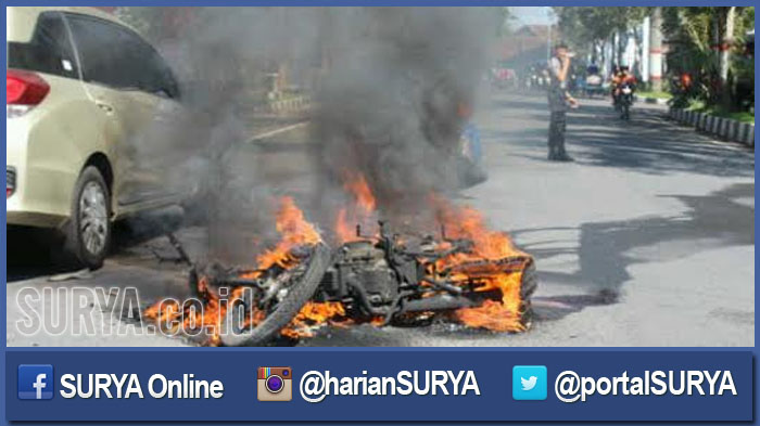 Byarrrr. . . Motor Tornado Terbakar di Tengah Jalan usai Tabrak Sedan Vios