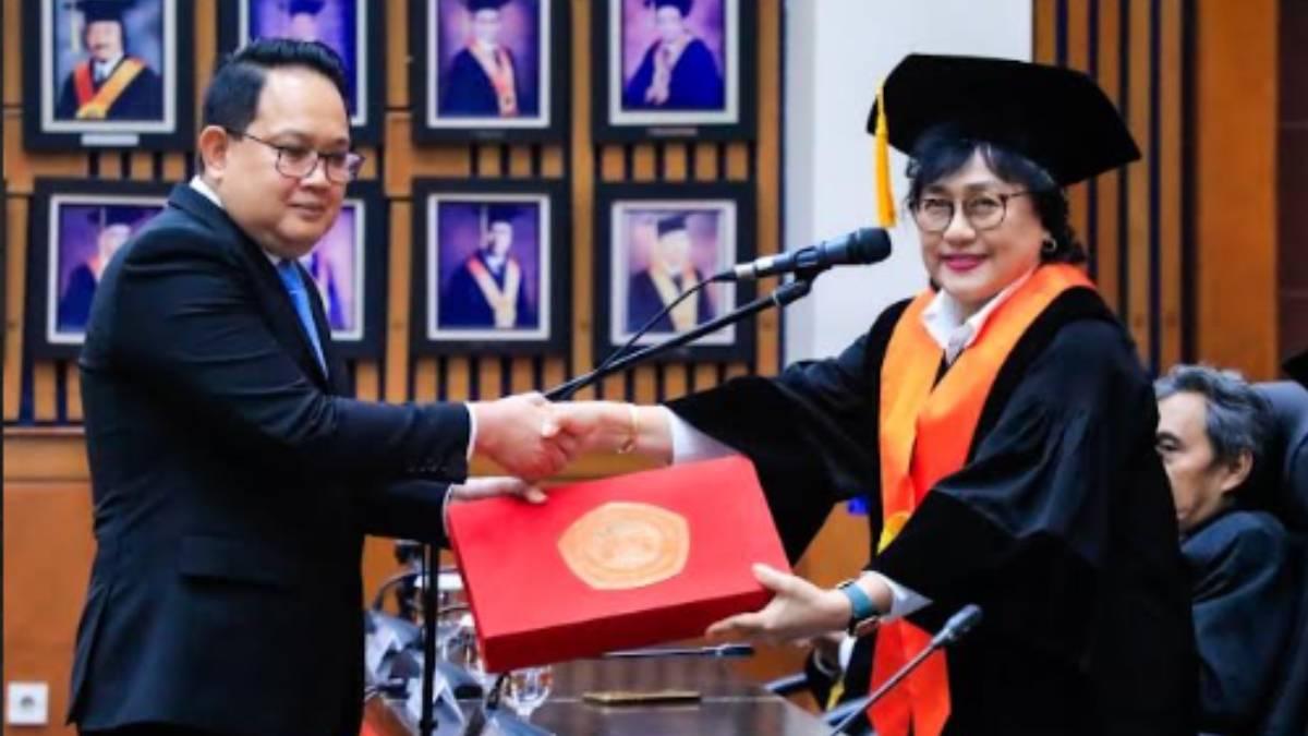 Sekda Jatim Adhy Karyono Raih Gelar Doktor dari FISIP UI, Tawarkan Model PKH Produktif-Inklusif - Surya.co.id